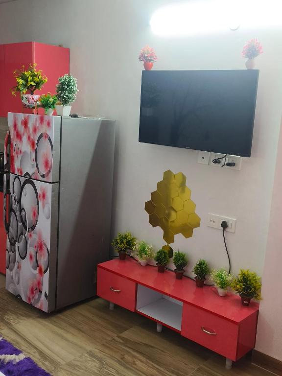 TV a/nebo společenská místnost v ubytování Studio Apartment by La Valentino Near Expo Mart