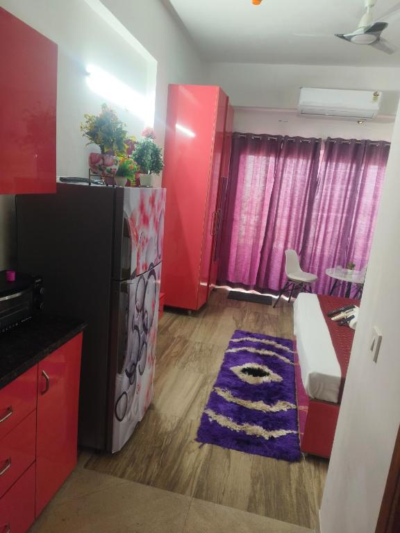 TV a/nebo společenská místnost v ubytování Studio Apartment by La Valentino Near Expo Mart