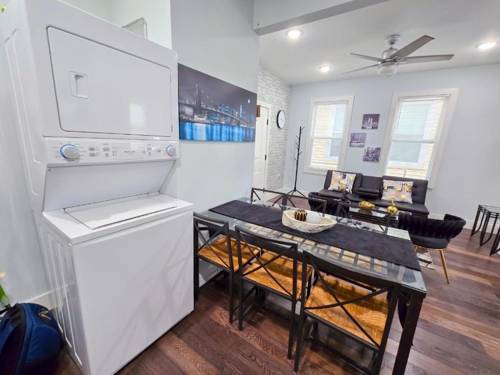 Kuchyň nebo kuchyňský kout v ubytování Cozy apartment near a New York