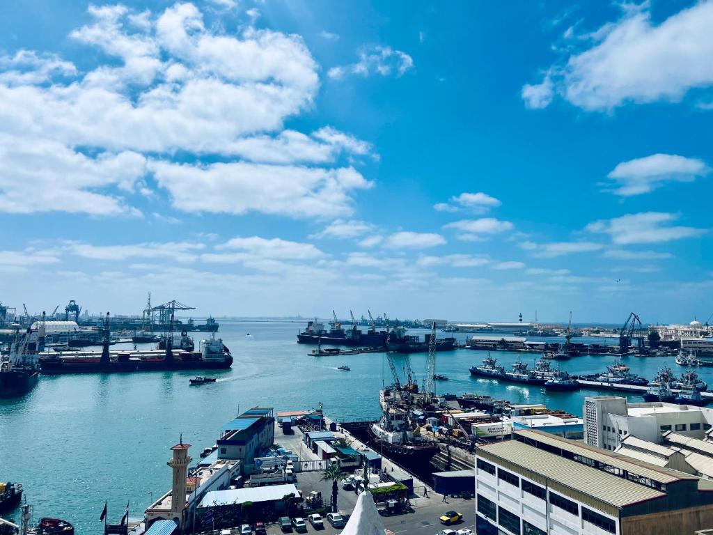 亚历山大Private Room in shared apartment with Sea View Balcony的港口景色，水里停着小船