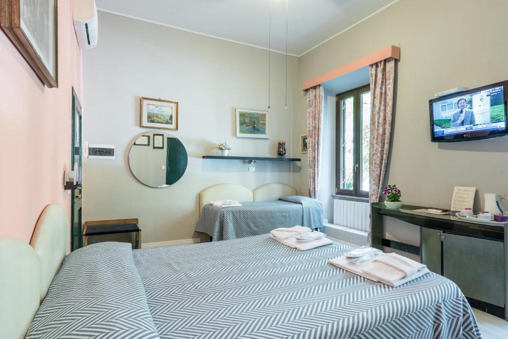 mały pokój z łóżkiem i lustrem w obiekcie A Roma San Pietro Best Bed w Rzymie