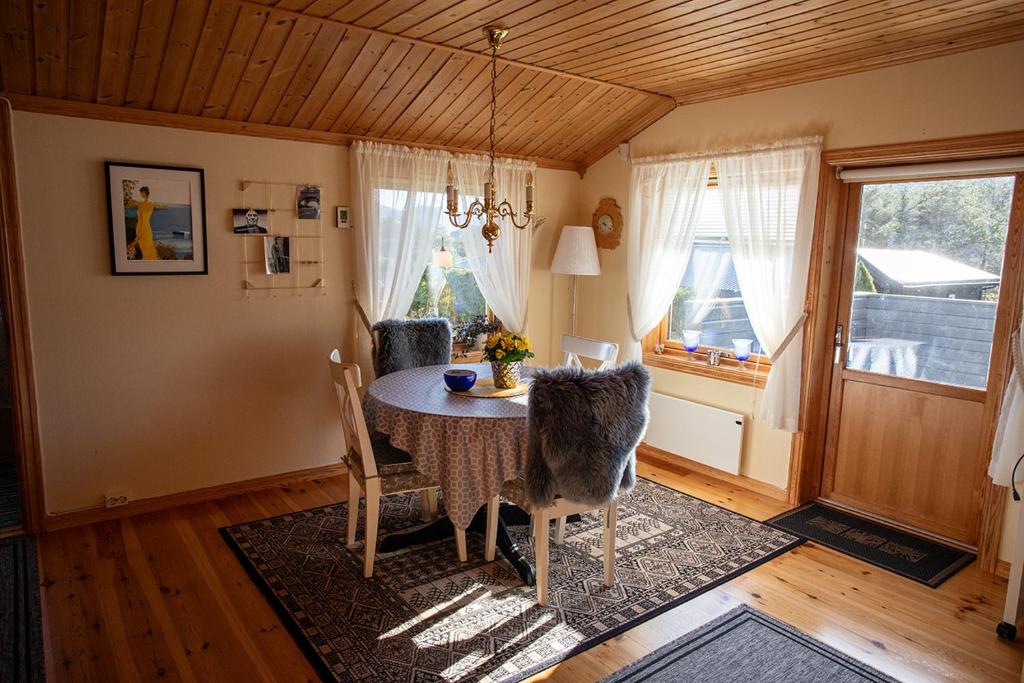 Fotografie z fotogalerie ubytování Iverhjelen Near Atlantic Road v destinaci Lyngstad