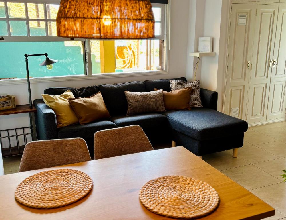 una sala de estar con un sofá y una mesa en La Casa Nieves, en Lodero