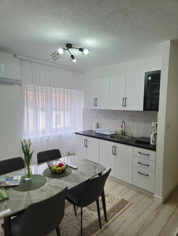 Dnevni boravak i kuhinja - Plav's dream apartman