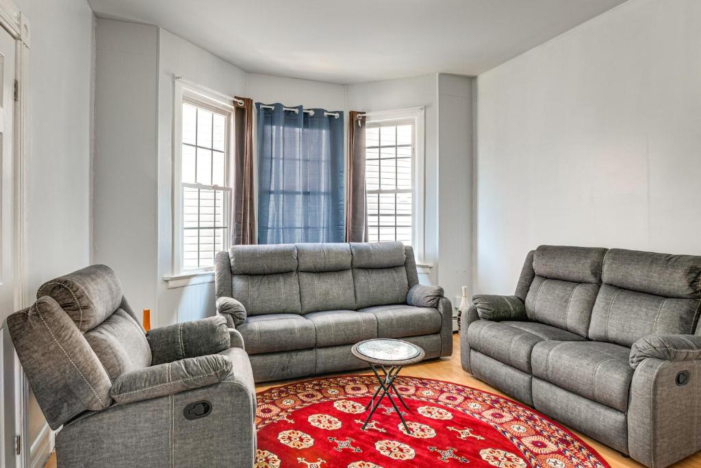 Χώρος καθιστικού στο 8 Mi to NYC Pet-Friendly Apt in Jersey City!