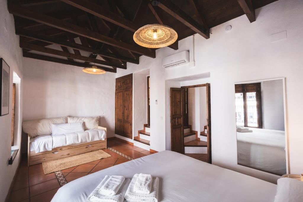 a living room with a bed and a couch at Casa Arroyo de San Andrés in Córdoba