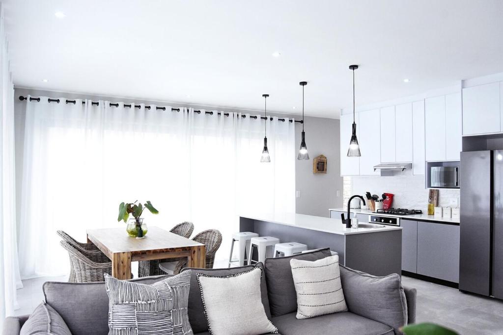 Una sala de estar con un sofá y una cocina. en Riverview 2 #1 Self-catering accommodation, en Swakopmund
