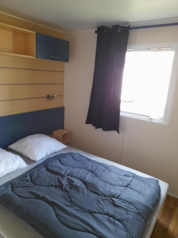 Postel nebo postele na pokoji v ubytování Lydia's Mobilhome am Europa-Park Rulantica