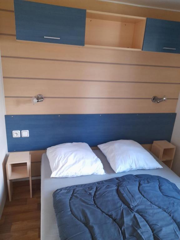 Postel nebo postele na pokoji v ubytování Lydia's Mobilhome am Europa-Park Rulantica