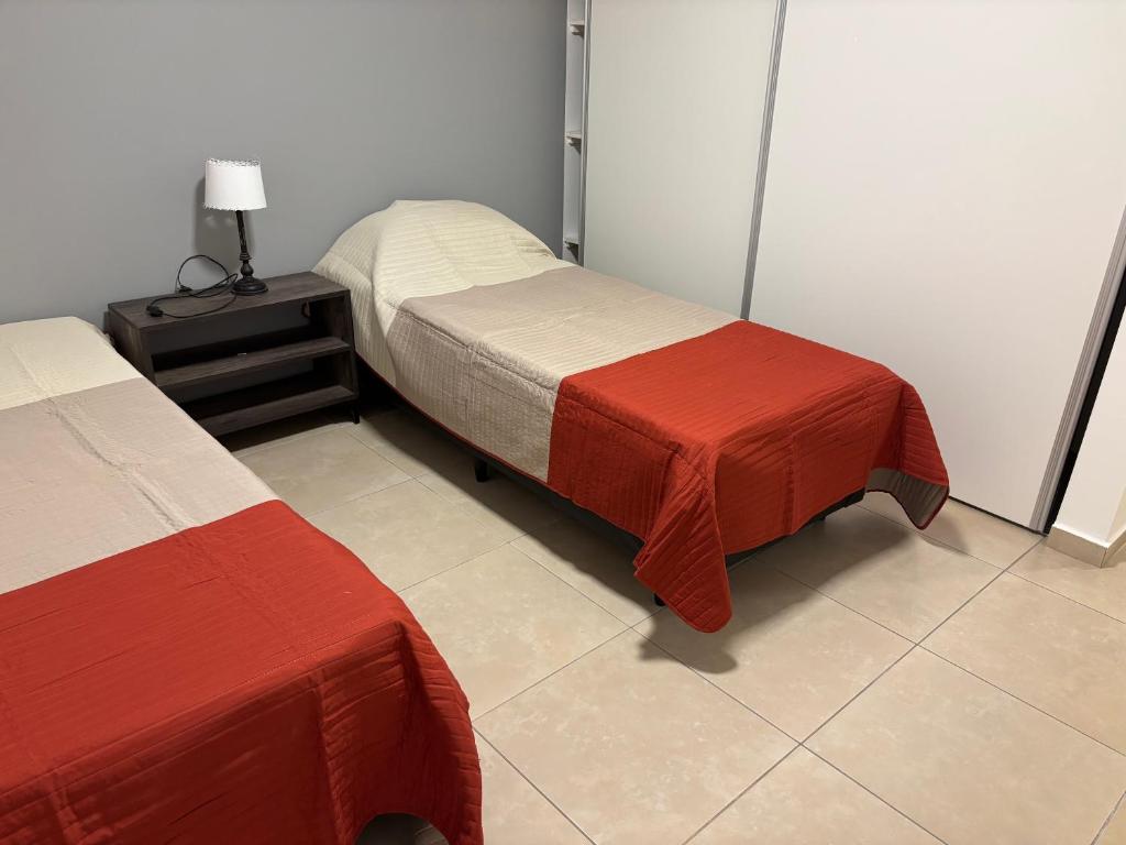 En eller flere senge i et værelse på Depto Costanera