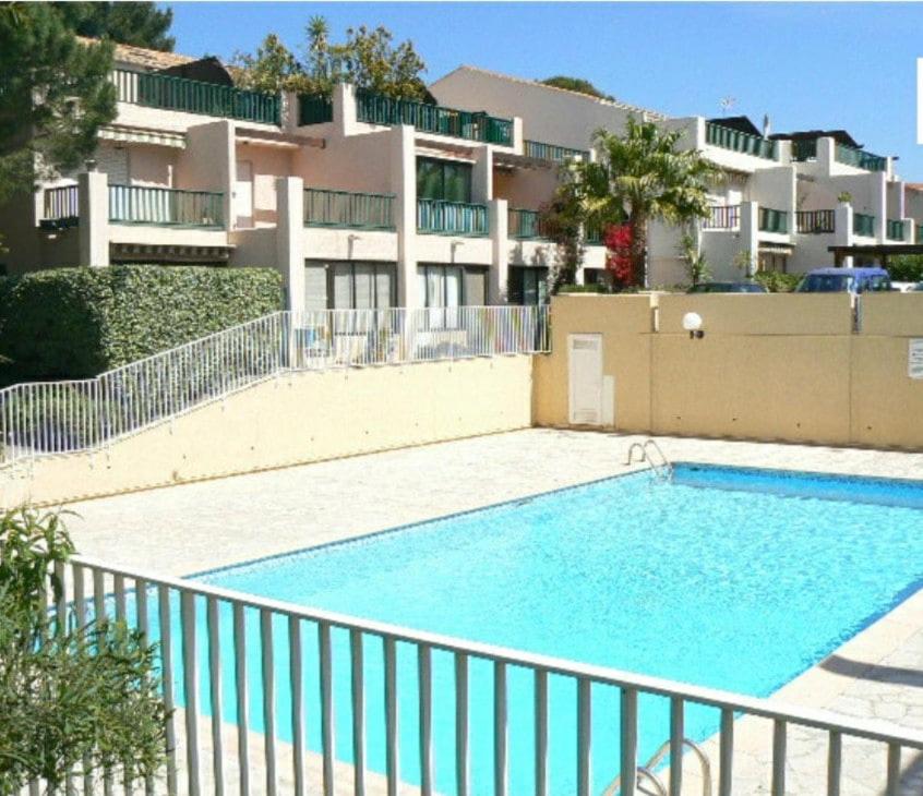 une grande piscine devant un immeuble dans l'établissement studio Bandol, à Bandol