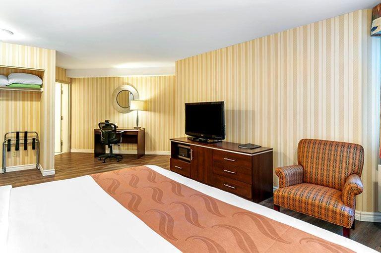 TV a/nebo společenská místnost v ubytování Quality Hotel & Suites
