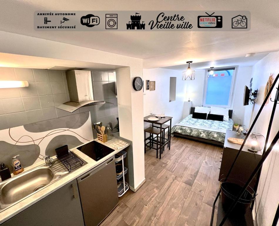 une cuisine et un salon avec une table dans la chambre dans l'établissement Montbel'appart - Le Central studio, à Montbéliard