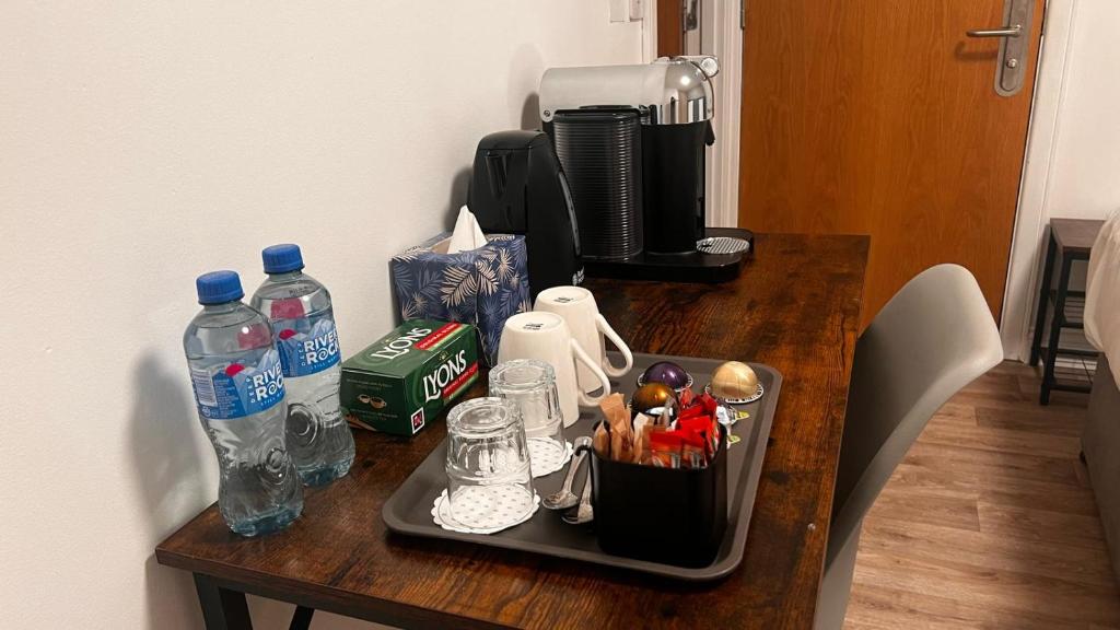 Příslušenství pro přípravu čaje a kávy v ubytování Mulligan Hotel