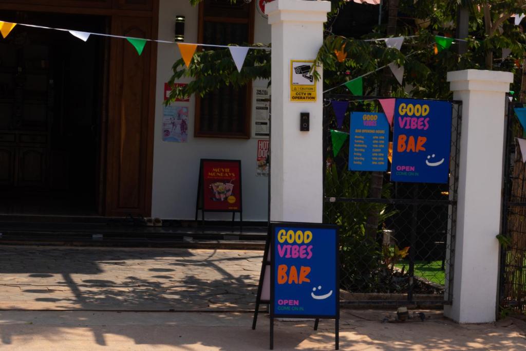 Znak, który mówi dobre wibracje bar przed domem w obiekcie Good Vibes w Siem Reap