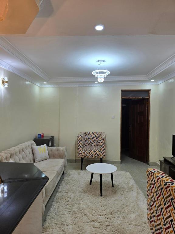ein Wohnzimmer mit Sofa und Tisch in der Unterkunft Haven Homes in Ruiru