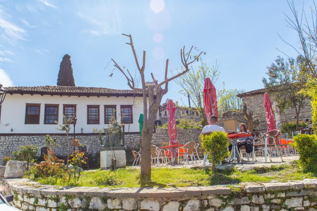 Un jardín fuera de Hotel Kalaja