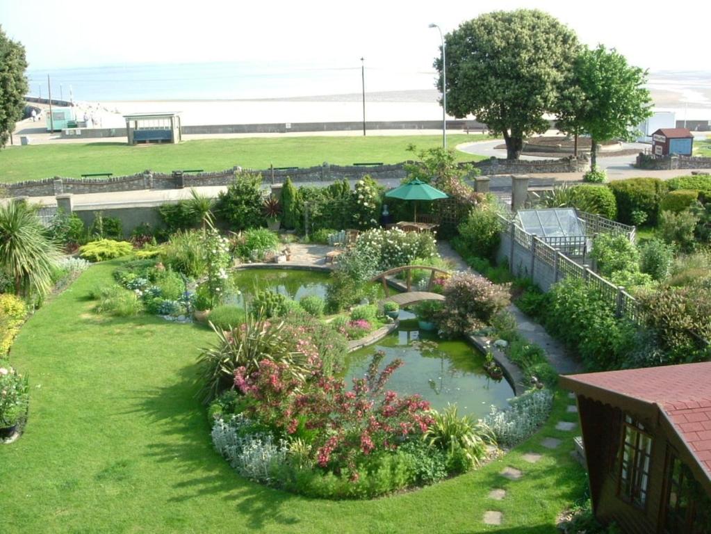 una vista aérea de un jardín con estanque en Sea view flat at Claverton House, en Ryde