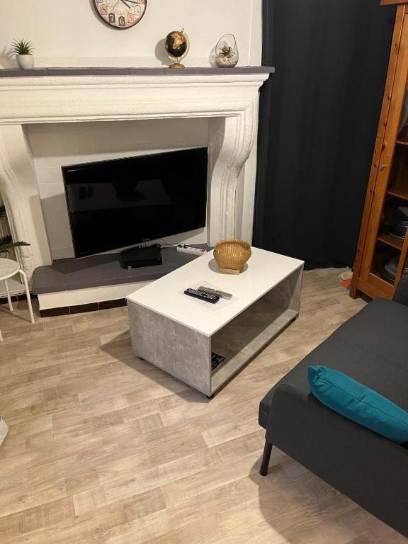 Il comprend un salon doté d'une cheminée et d'une télévision. dans l'établissement Saint-Gilles Appartement, à Saint-Gilles