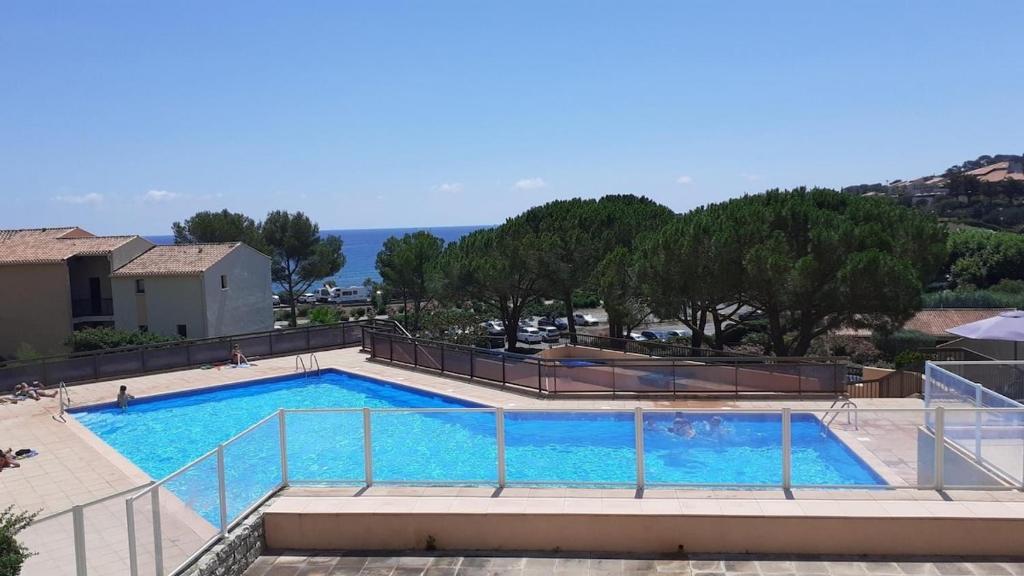 une grande piscine avec de l'eau bleue dans l'établissement Studio 24m2 - parking - clim - piscine - mer à 100m, à Roquebrune-sur Argens