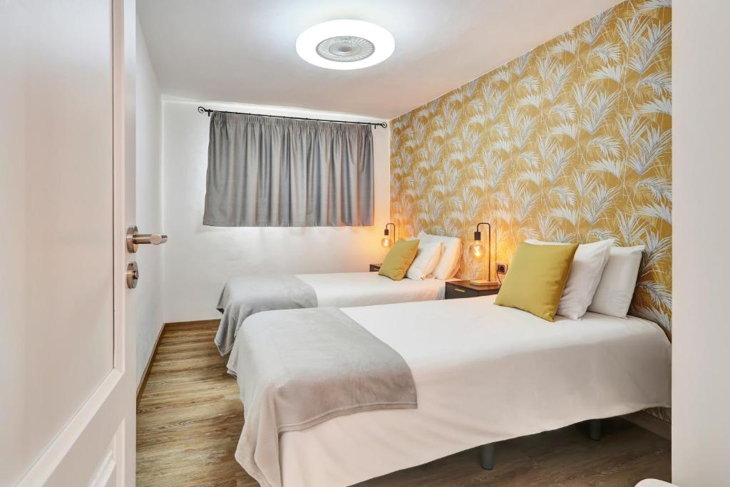 2 łóżka w pokoju hotelowym z oknem w obiekcie Apartment Private Heated Pool w mieście El Draguito