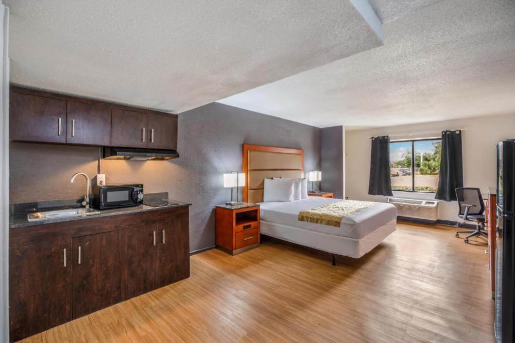 OYO Hotel Orlando Airport photo