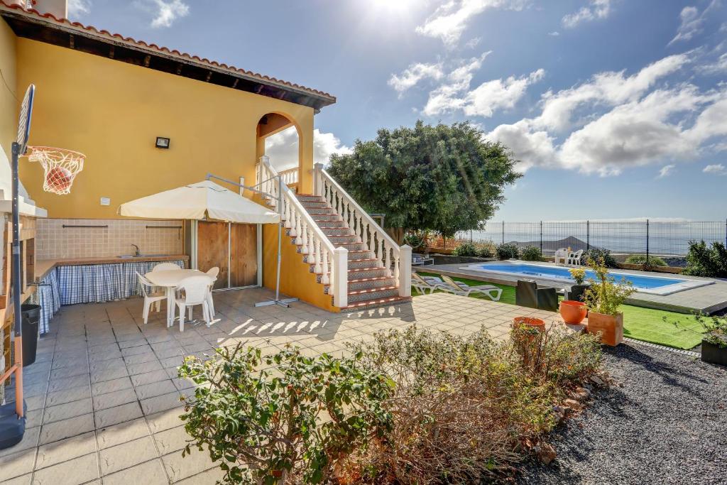 dom z patio i basenem w obiekcie Apartment Private Heated Pool w mieście El Draguito