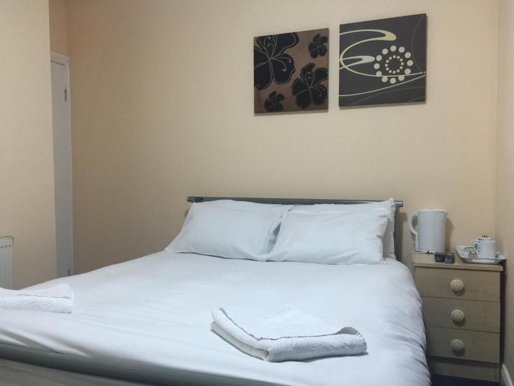 Postel nebo postele na pokoji v ubytování London Olympus Hotel
