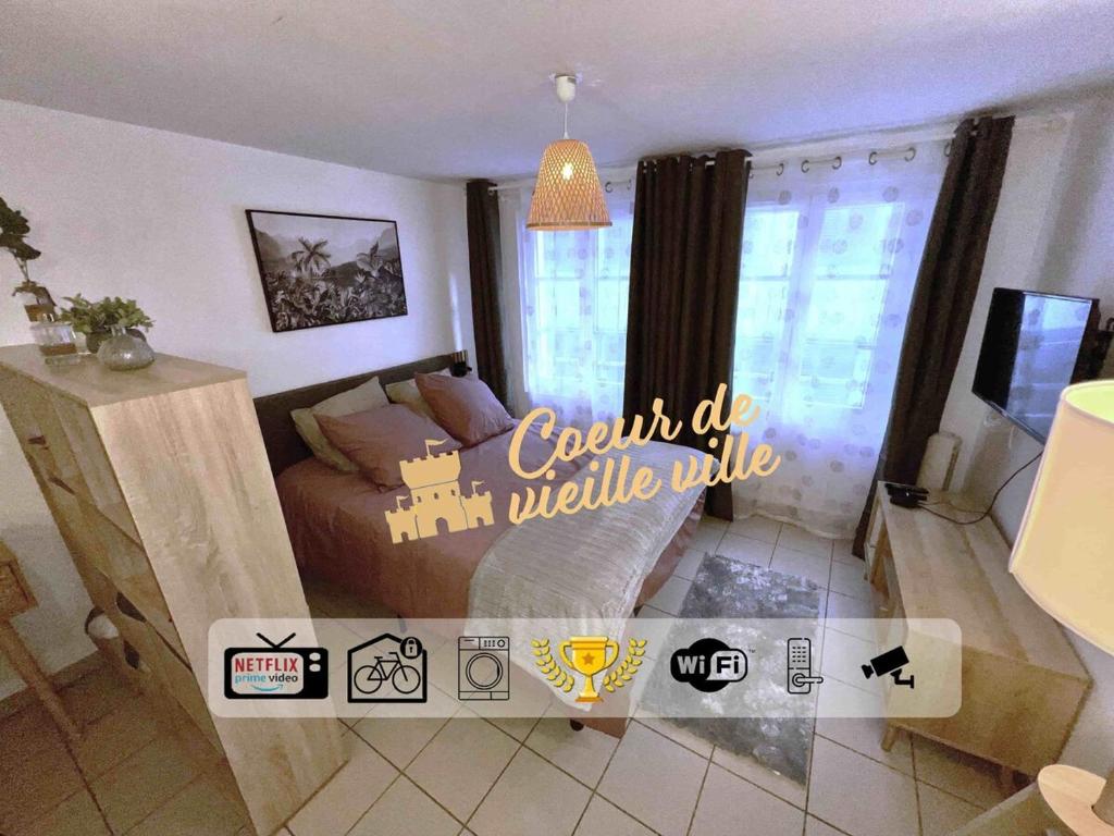 une chambre avec un lit avec un panneau dessus dans l'établissement Montbel'appart - Le Charmant T1, à Montbéliard