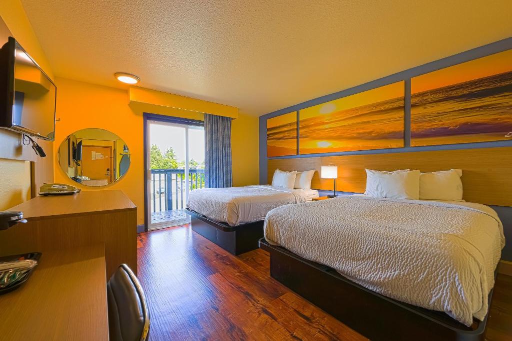 Postel nebo postele na pokoji v ubytování Coastal Inn by OYO Lincoln City - Oregon Coast Hwy