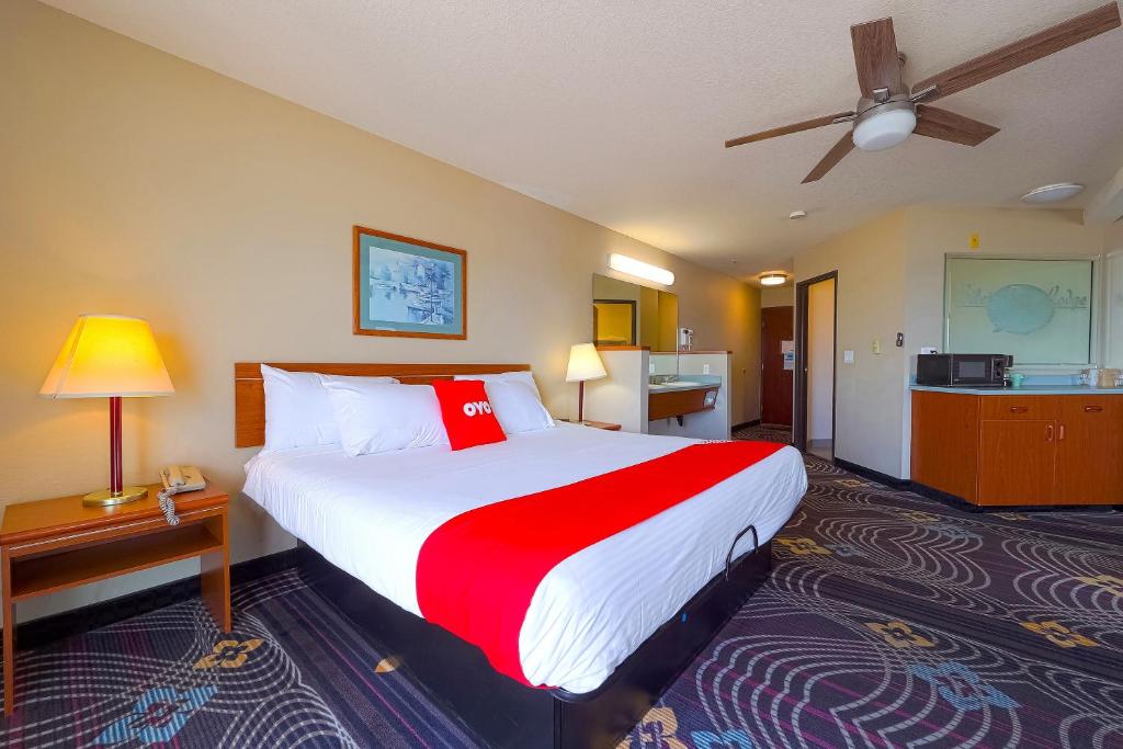 Siletz Bay Beachfront Hotel by OYO Lincoln City - 