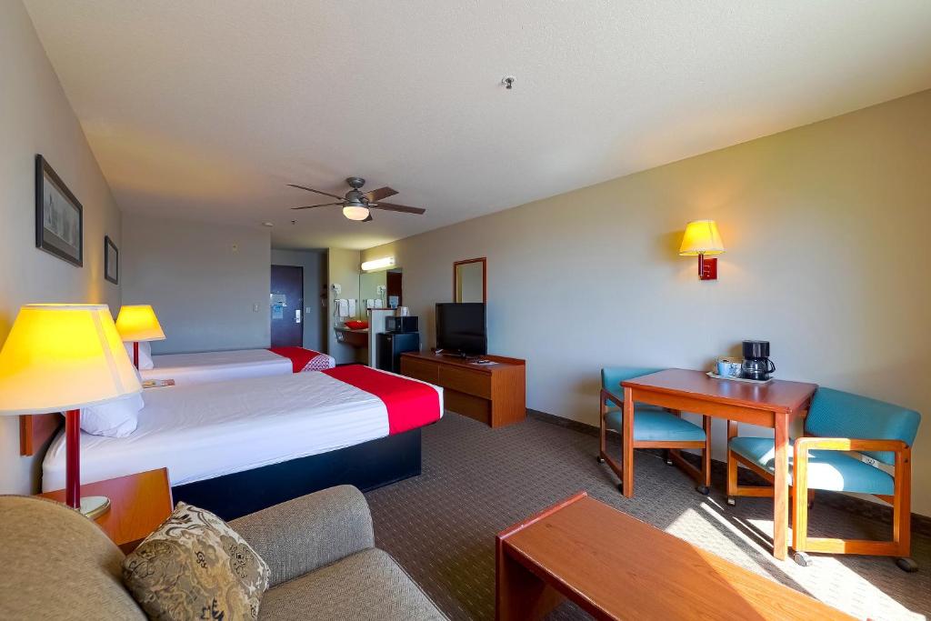 Siletz Bay Beachfront Hotel by OYO Lincoln City - 
