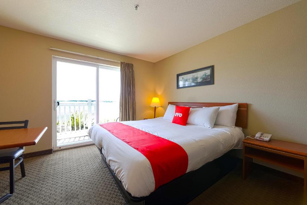 Siletz Bay Beachfront Hotel by OYO Lincoln City - 