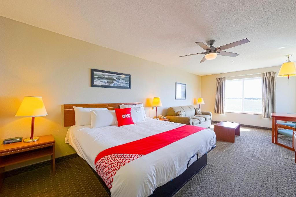 Siletz Bay Beachfront Hotel by OYO Lincoln City - 