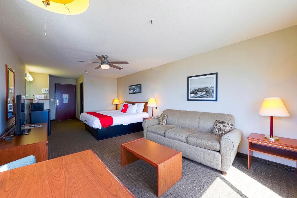 Siletz Bay Beachfront Hotel by OYO Lincoln City - 