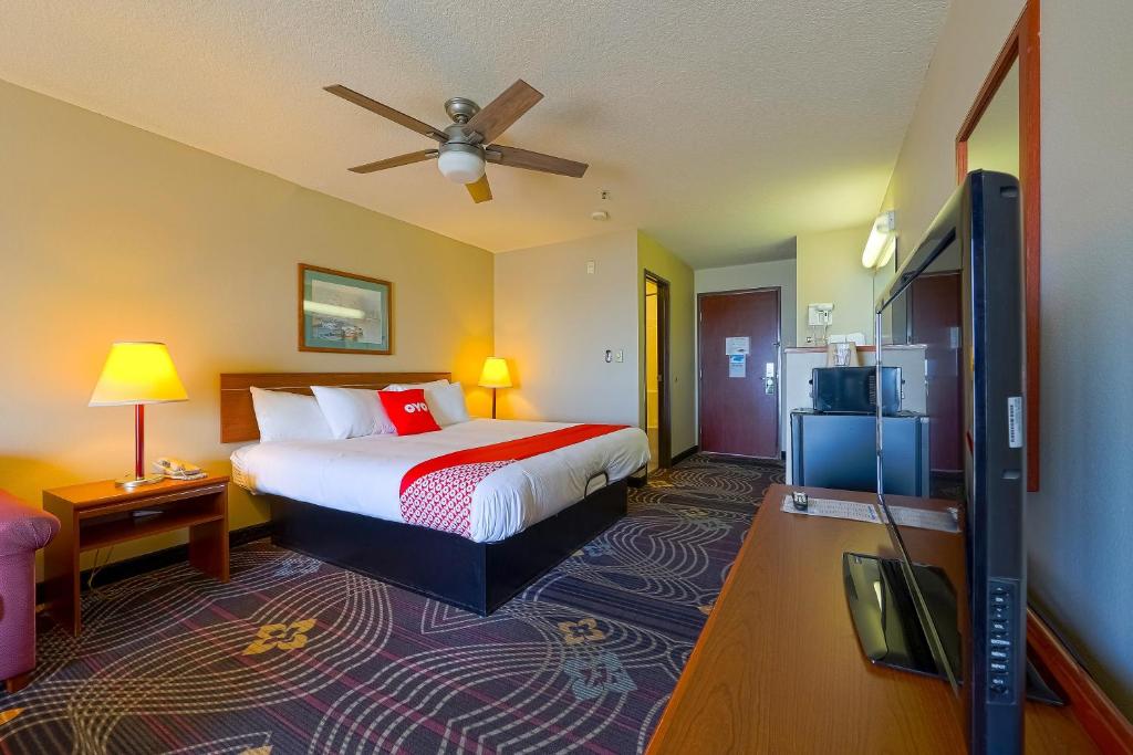 Siletz Bay Beachfront Hotel by OYO Lincoln City - 