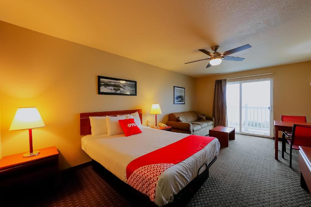 Siletz Bay Beachfront Hotel by OYO Lincoln City - 