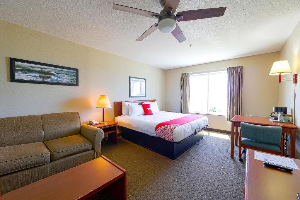 Siletz Bay Beachfront Hotel by OYO Lincoln City - 