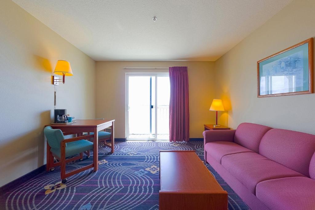 Siletz Bay Beachfront Hotel by OYO Lincoln City - 