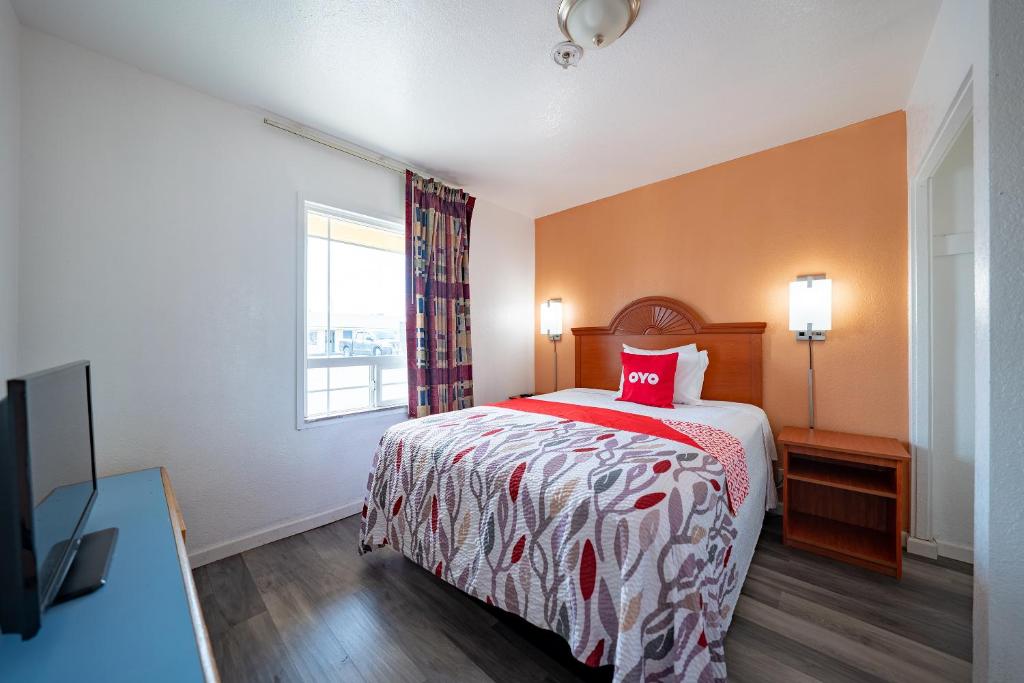 Postel nebo postele na pokoji v ubytování Budget Inn Madras by OYO