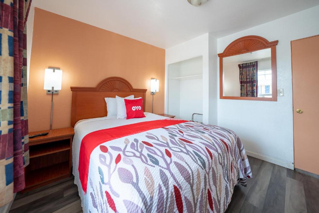 Postel nebo postele na pokoji v ubytování Budget Inn Madras by OYO