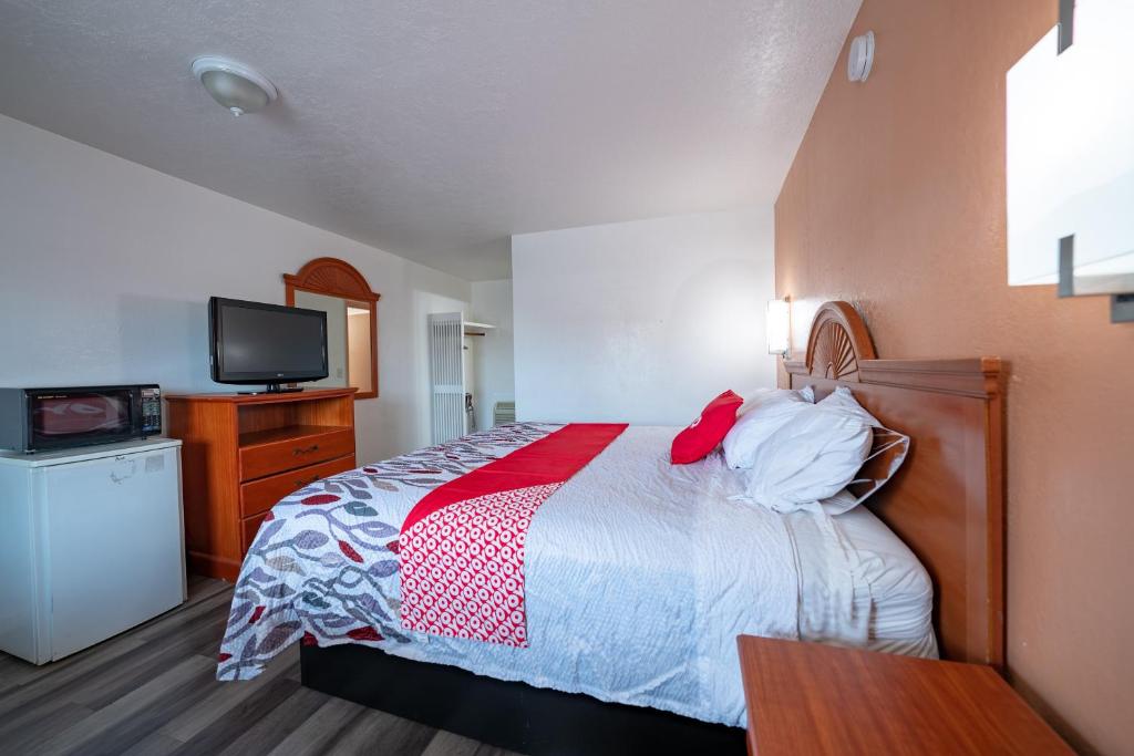 Postel nebo postele na pokoji v ubytování Budget Inn Madras by OYO