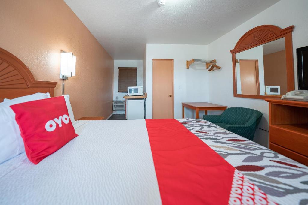 Postel nebo postele na pokoji v ubytování Budget Inn Madras by OYO