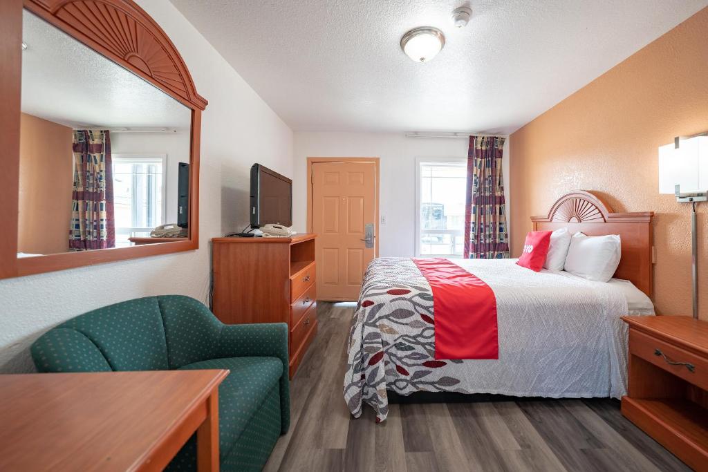 Postel nebo postele na pokoji v ubytování Budget Inn Madras by OYO