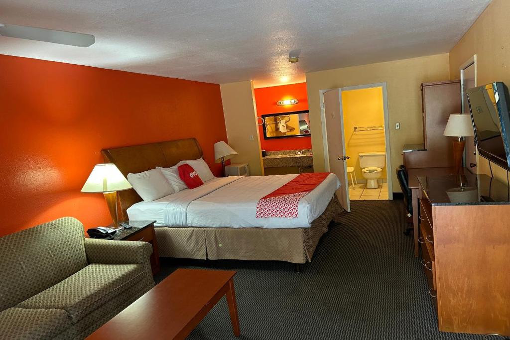 Postel nebo postele na pokoji v ubytování OYO Hotel Jefferson TX Hwy 59