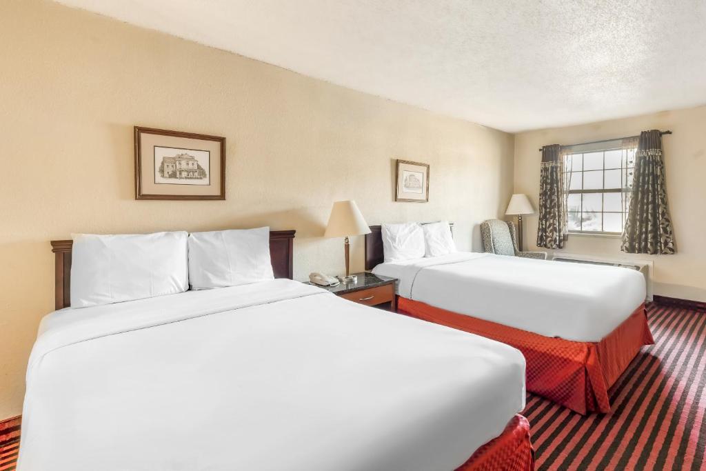 Postel nebo postele na pokoji v ubytování OYO Hotel Jefferson TX Hwy 59