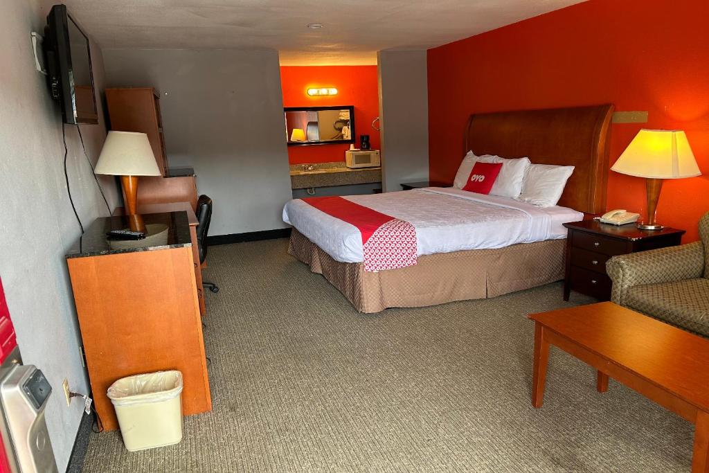 Postel nebo postele na pokoji v ubytování OYO Hotel Jefferson TX Hwy 59