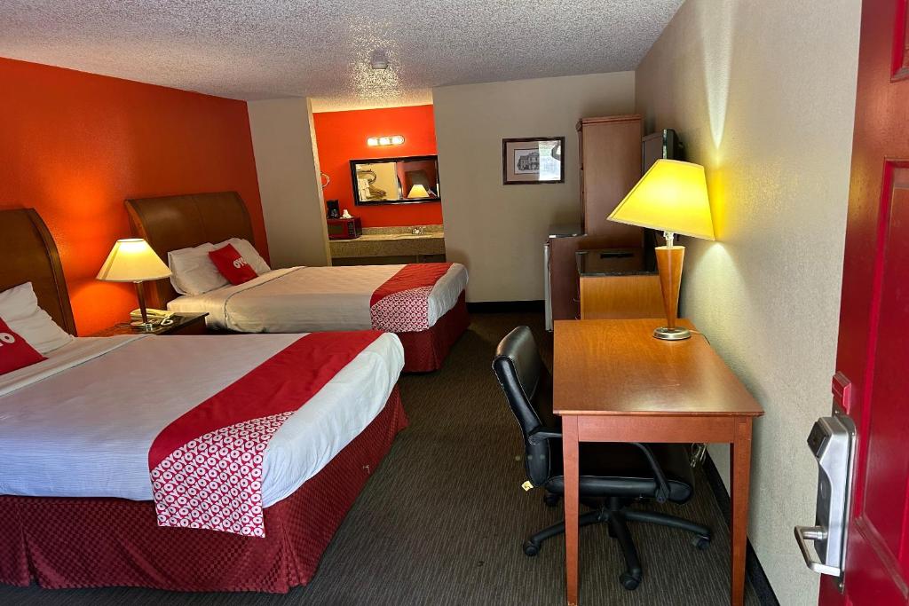 Postel nebo postele na pokoji v ubytování OYO Hotel Jefferson TX Hwy 59