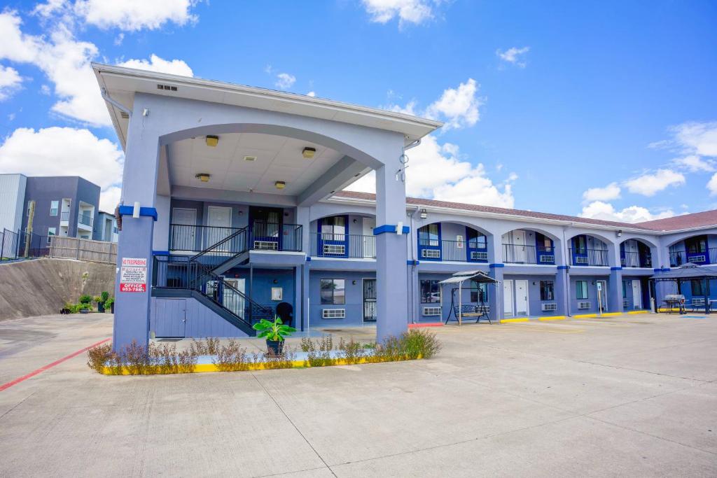 a large building with a person standing in front of it at High Five Inn By OYO Killeen in Killeen