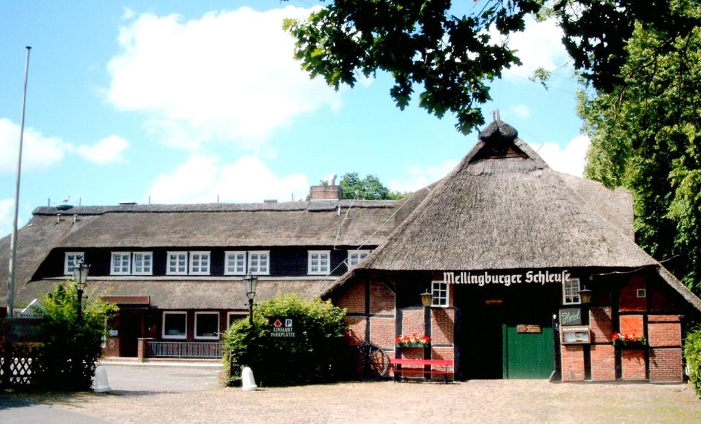 an old building with a thatched roof at Kleinhuis Hotel Mellingburger Schleuse in Hamburg